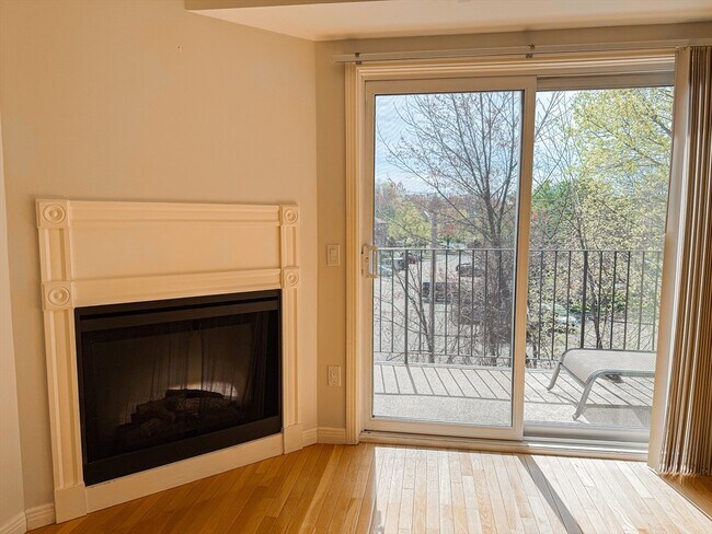 Building Photo - 60 Broadlawn Park