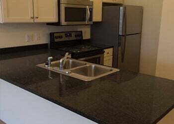 Kitchen with breakfast bar - Meadows at Essex Apartments