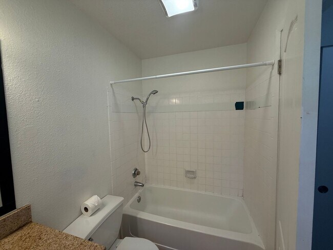 Building Photo - 2 BR/2BA Condo close to shopping, restaurants and beaches