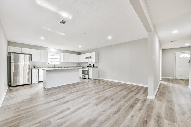 Building Photo - 305 Red Haven Dr