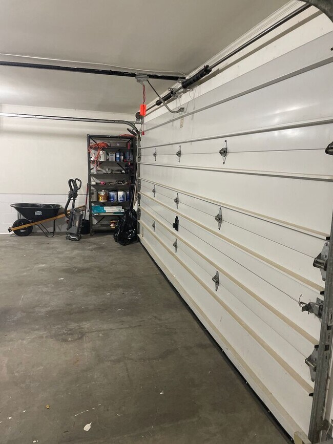 Building Photo - 4 BR 3 BA house on corner lot