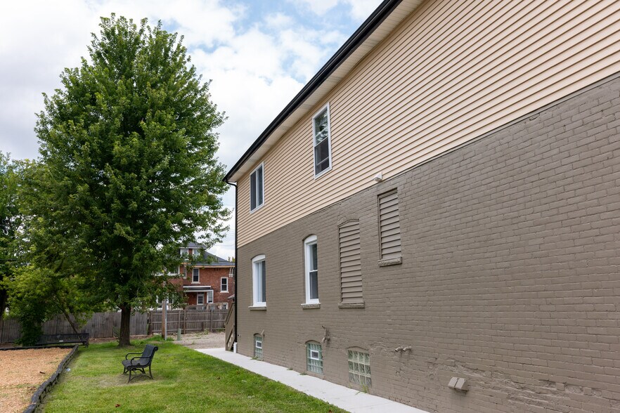 Building Photo - 718 Hazelwood St