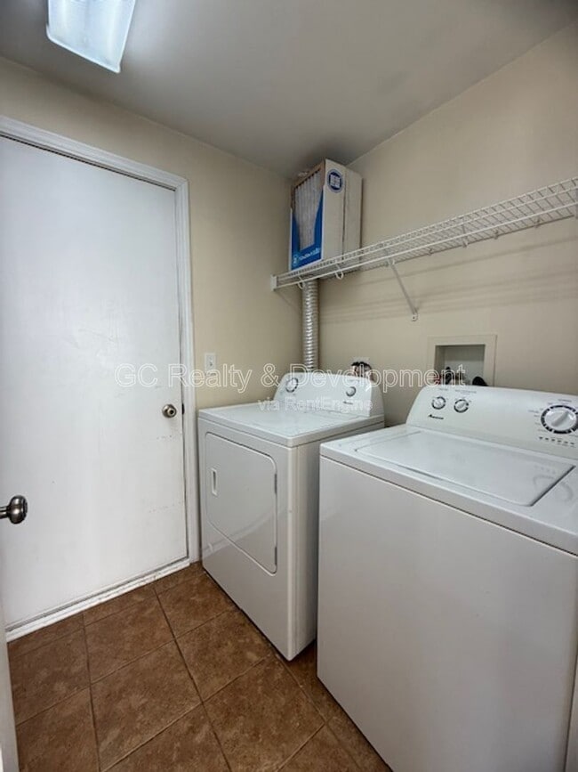 Building Photo - 1652 Cesario Dr