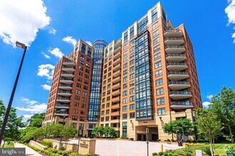 Building Photo - 1830 Fountain Dr