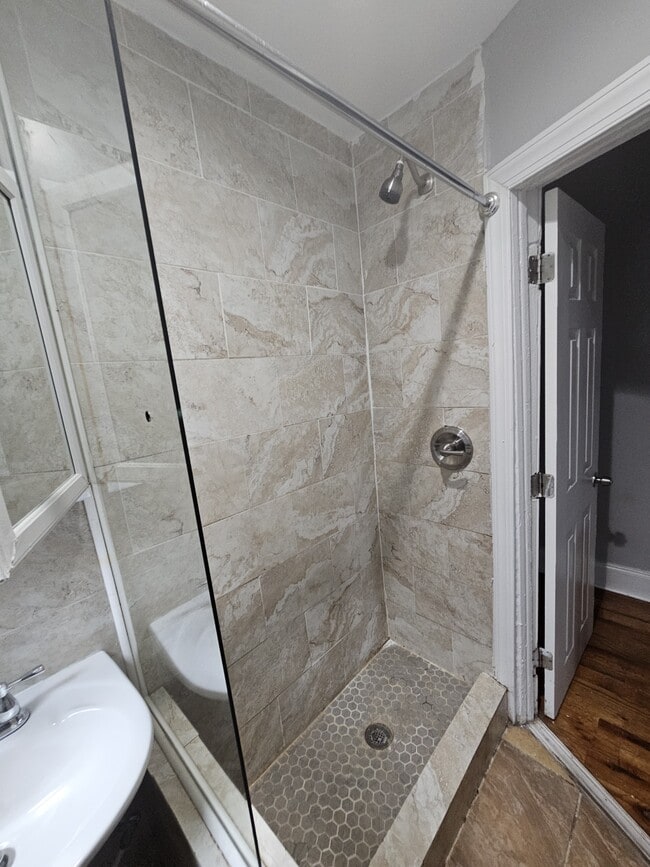 Building Photo - 1528 W Oakdale St