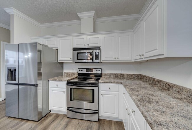 Building Photo - 6440 Summer Oak Dr