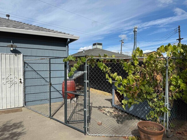 Building Photo - Slice of Country Living in the Heart of Sa...