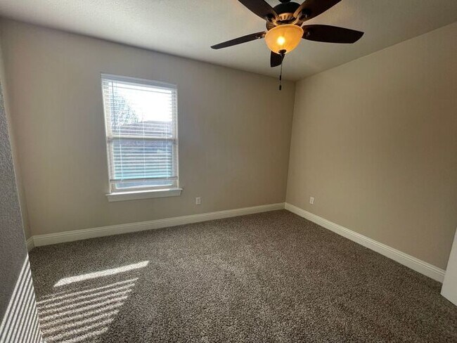 Building Photo - Beautiful Benbrook 3B/2.5B Townhome ((Stai...