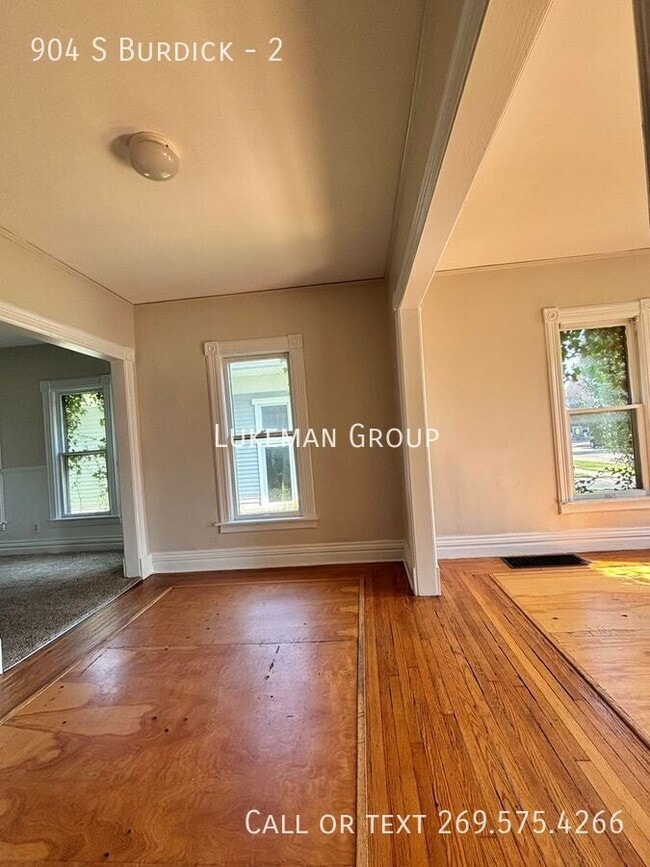 Building Photo - 904 S Burdick-2
