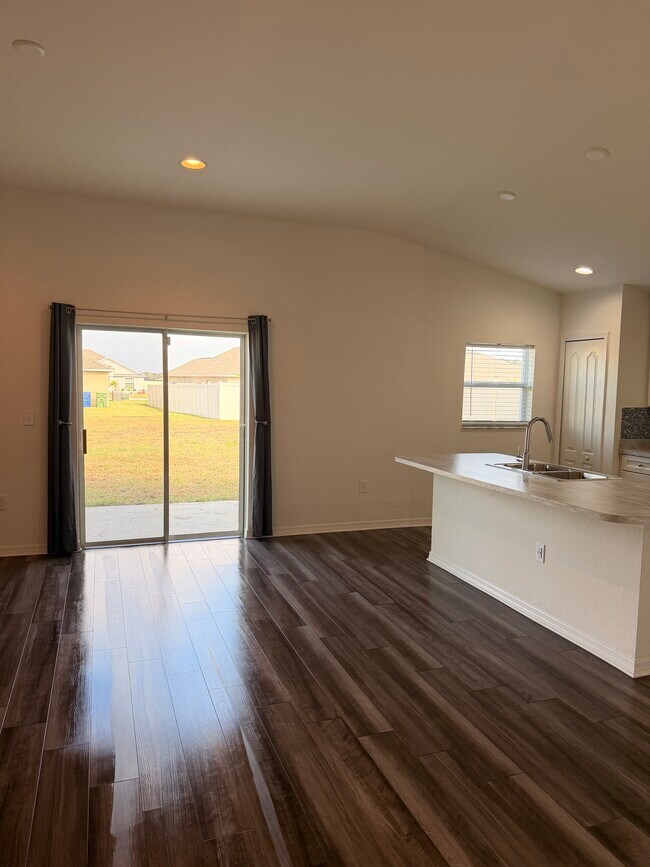 Building Photo - 281 Arbuthnot St