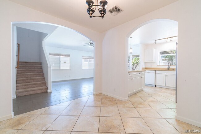 Building Photo - LARGE and SPACIOUS 3bd/3ba/2pkg (SEA COUNTRY) $3900