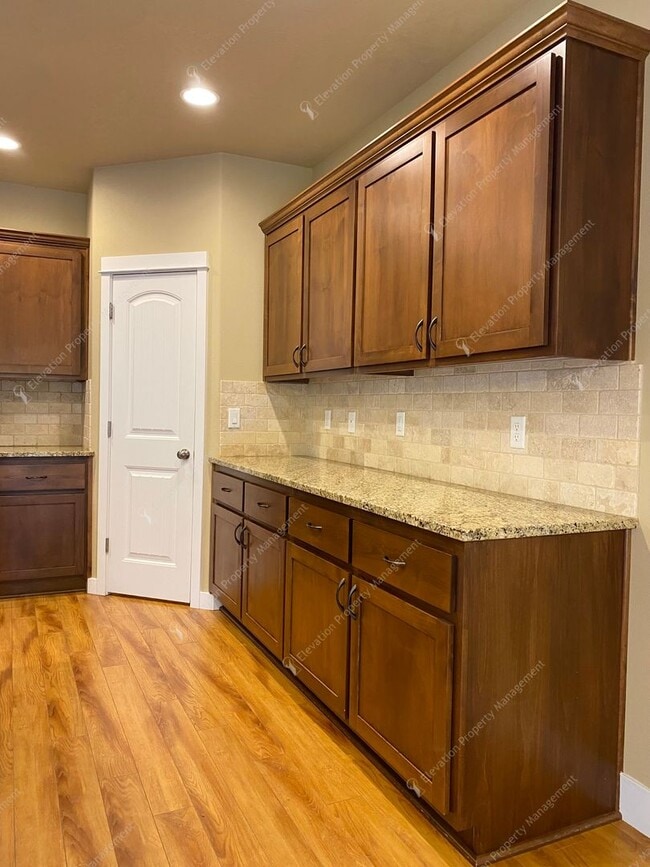 Building Photo - SW Bend Home Close to Old Mill & Deschutes River Trail