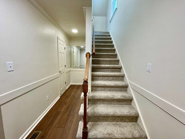 Building Photo - Spacious 6-Bedroom Gem In Fayetteville!