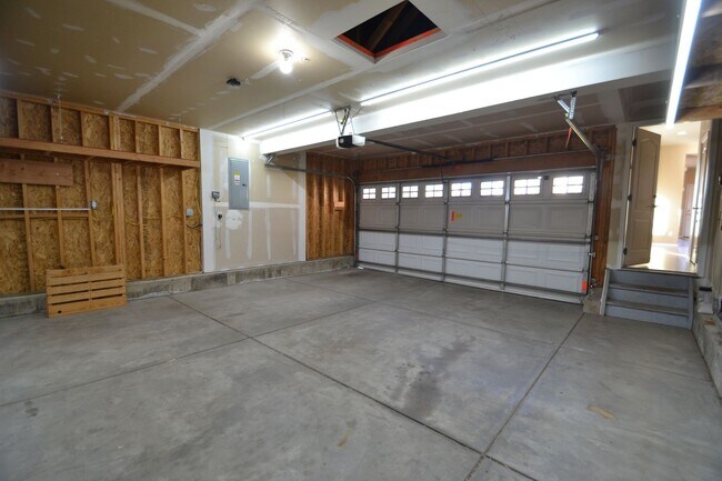 Building Photo - Beautiful 4 Bedroom Home Available Now!