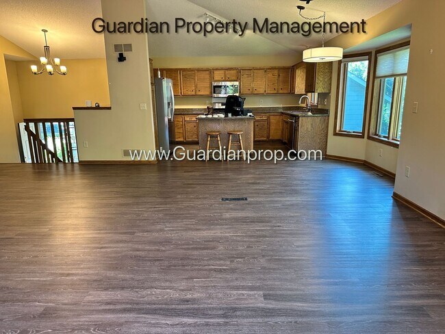 Building Photo - Eagan Single Family Home, 3 Car Garage, La...