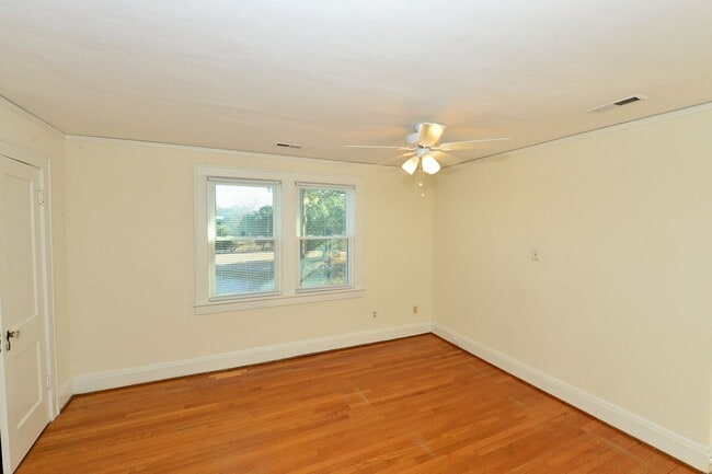 Building Photo - Larchmont Waterfront! Just Miles from NOB