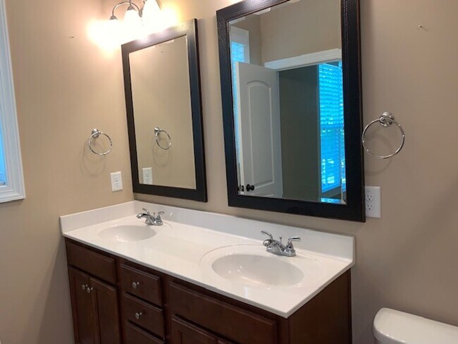 Building Photo - 2486 Golden Forest Dr