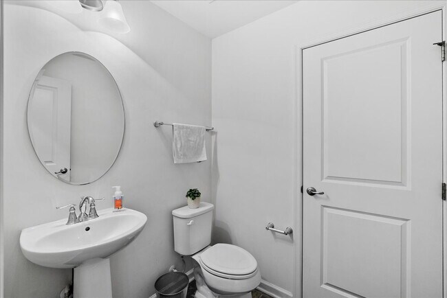 Building Photo - Stunning Luxury Townhome for Rent in Westmoore!