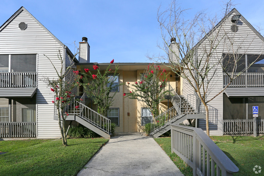 Building Photo - The Oaks at Lake Jackson