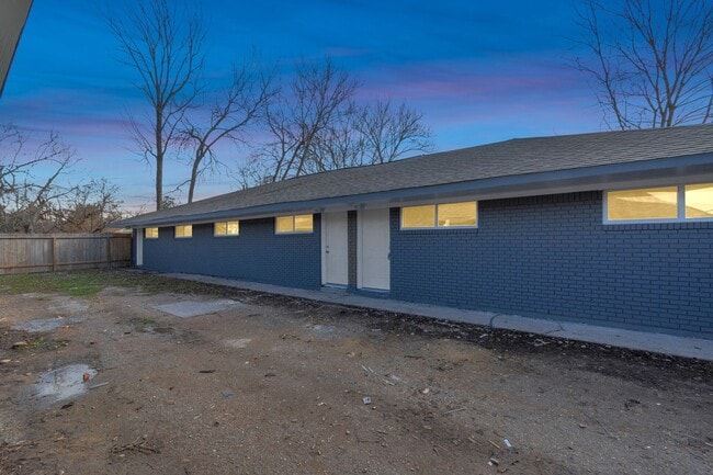 Building Photo - NICE 2 BEDROOM 1 BATH WITH 1600 SF