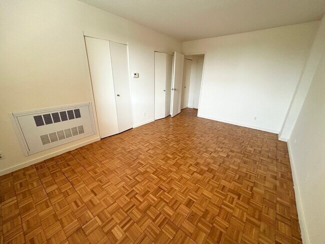 Building Photo - 33 Pond Ave