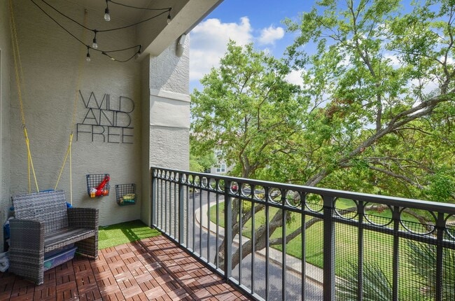 Building Photo - Gorgeous End Unit with pond fountain view -  1 Bed, 1 Bath plus Office/Den Nook on Harbour Island...
