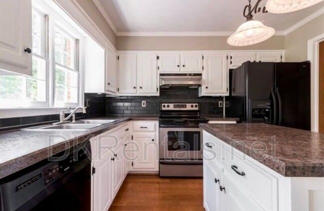 Building Photo - 637 Corbin Lake Ct