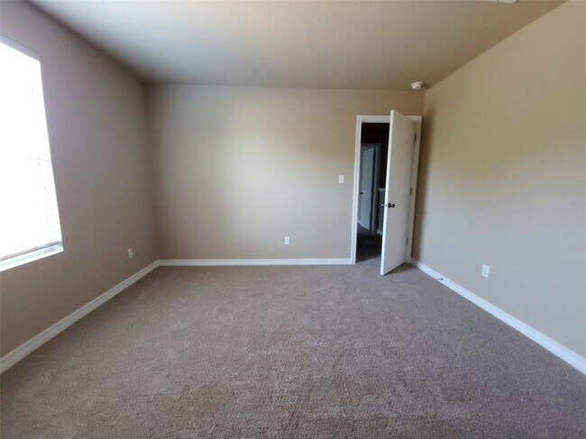 Building Photo - 213 Mary Max Cir