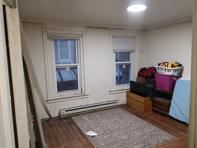 Building Photo - 827 Laufer St