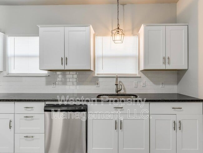 Building Photo - 721 N Louisa Ave