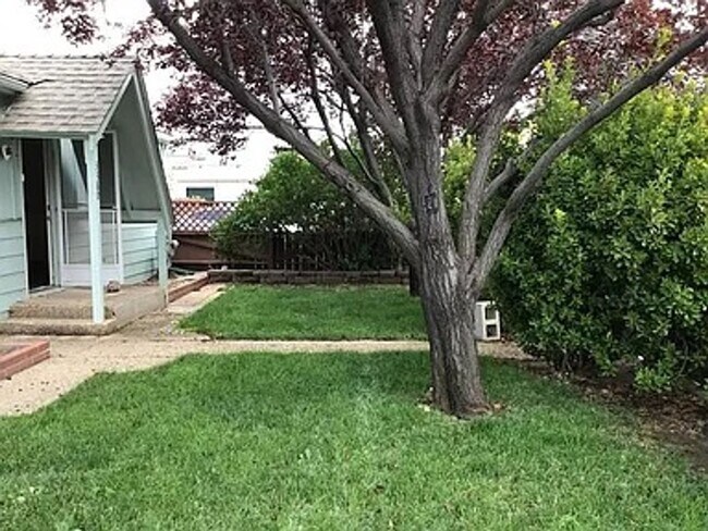 Building Photo - Available immediately! 1,700/mo 2BD/1BA ho...