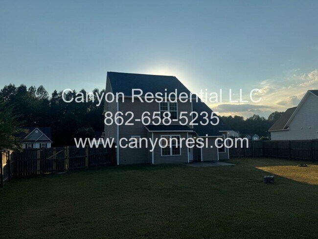 Building Photo - Spacious 3-Bedroom Home for Rent in Raeford