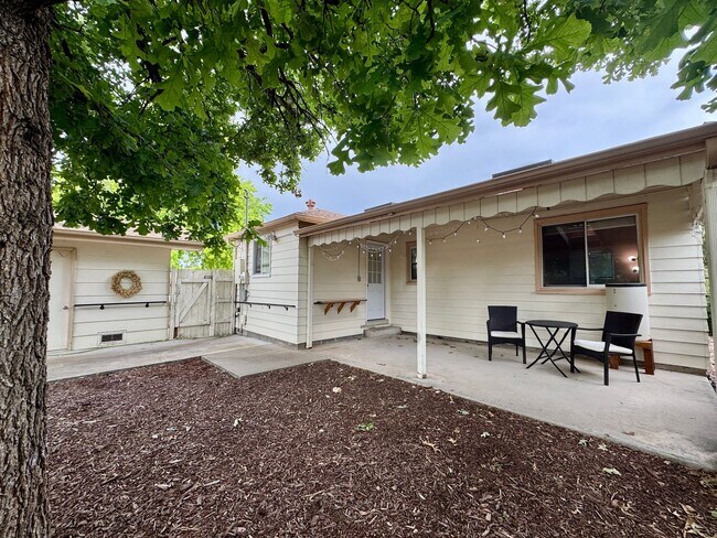 Building Photo - Beautiful 2 Bedroom Ranch Home Furnished o...