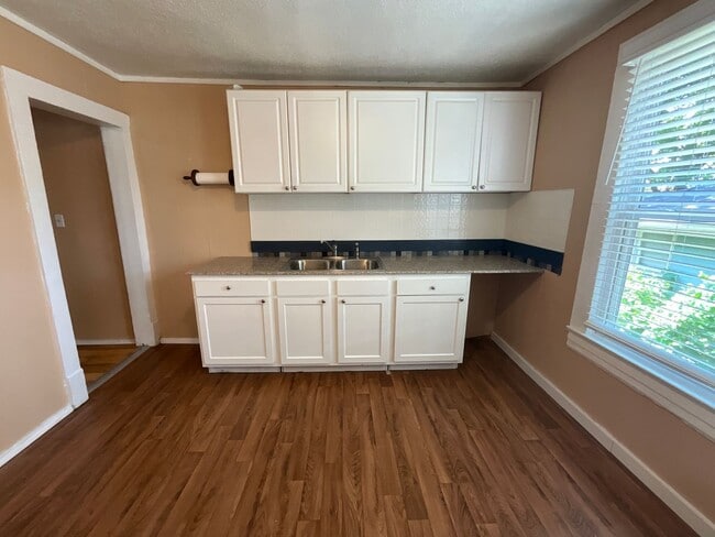 Building Photo - 4 Bedroom Home available in High Point!