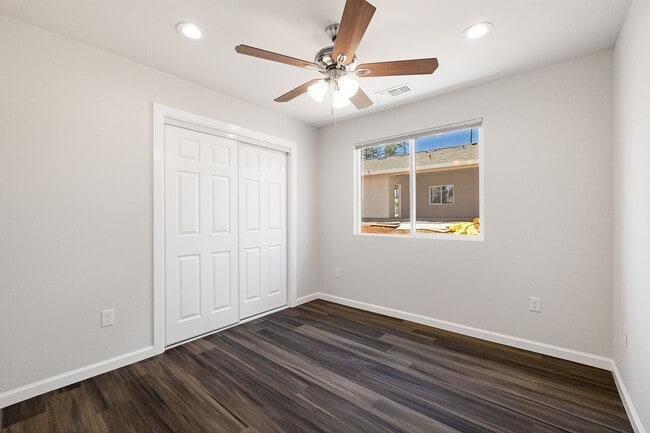 Building Photo - Paradise- 2 bed 2 bath +Bonus room, No Pets, Garage, fenced yard, RV parking