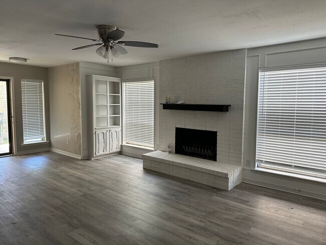 Building Photo - 621-621 Kings Mountain Dr