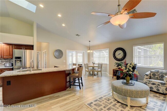Building Photo - 562 Rolling Hill Dr