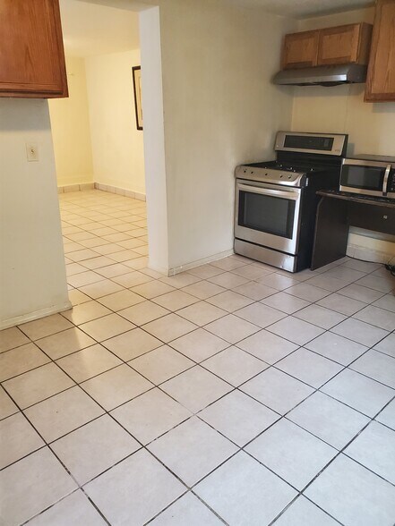 Kitchen - 222 W Murrill St