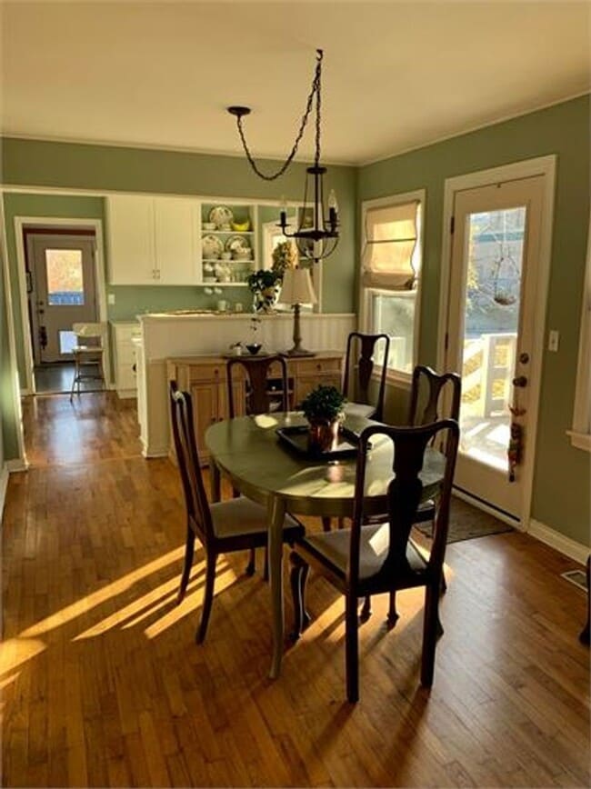 Building Photo - Quiet and quaint, this East Fayetteville cottage is one of a kind!