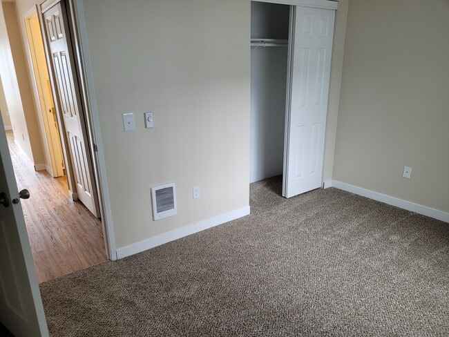 Building Photo - Hidden Oaks