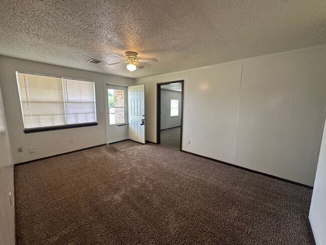 Building Photo - Spacious 4 bed, 1.5 bath