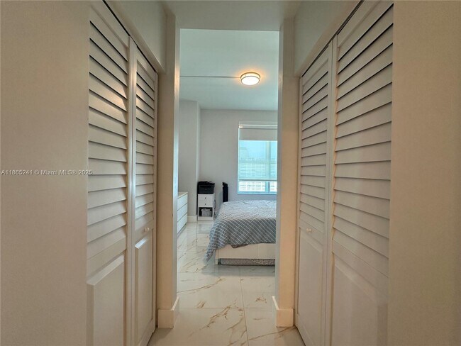 Building Photo - 950 Brickell Bay Dr