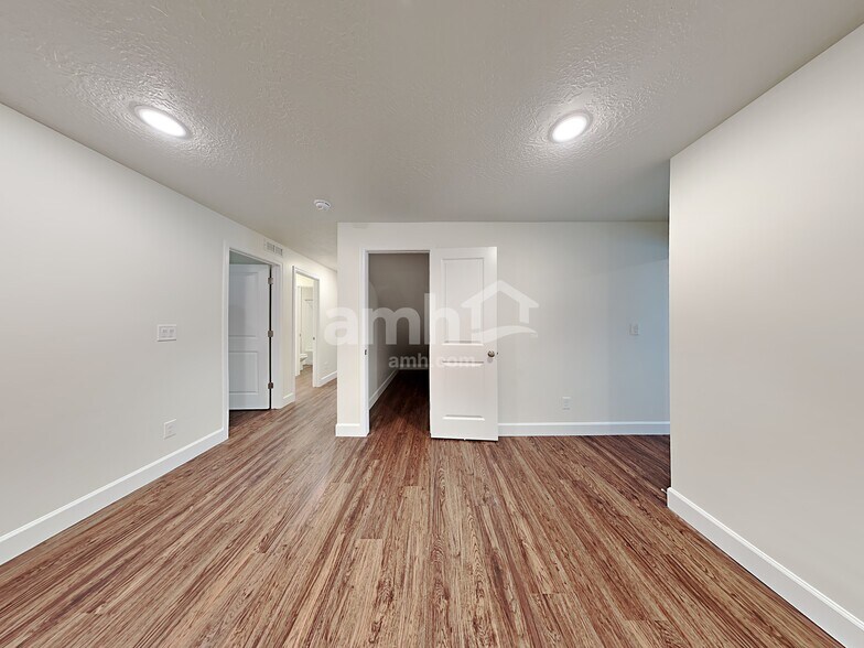 Building Photo - 1187 N Golden Spoke Dr