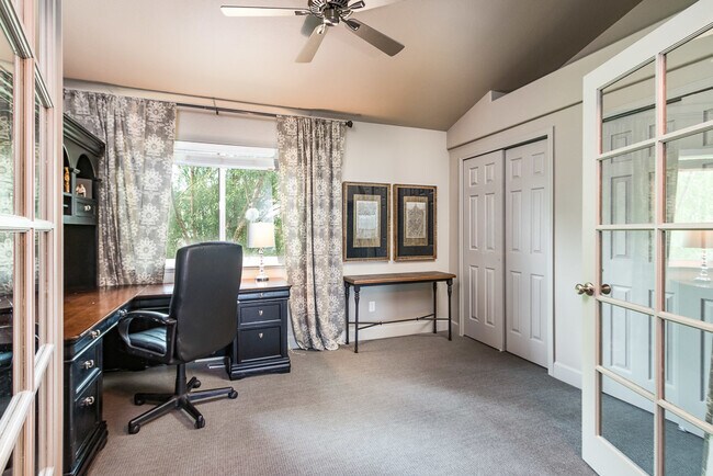 Building Photo - Updated Broadmoor Glens!