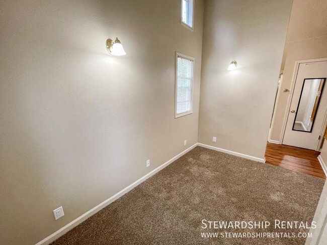 Building Photo - 1472 E 19th Ave