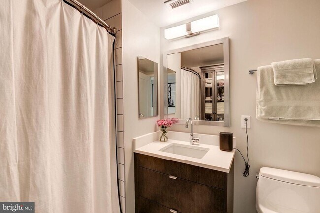 Building Photo - River-View 2BD Luxury Condo with Balcony and Parking!