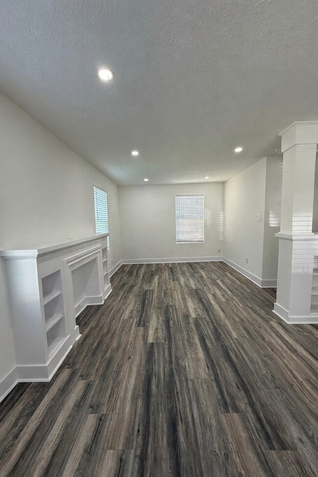 Building Photo - 705 Stanford St