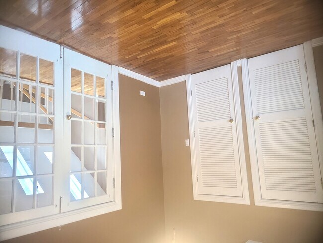 Building Photo - 630 Whitney Ave