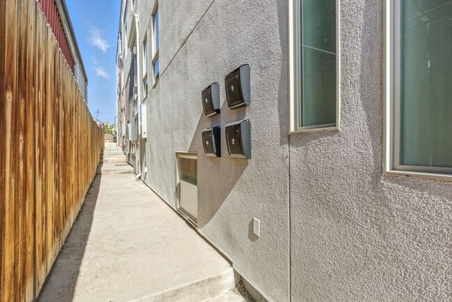 Building Photo - 3303 Navajo St