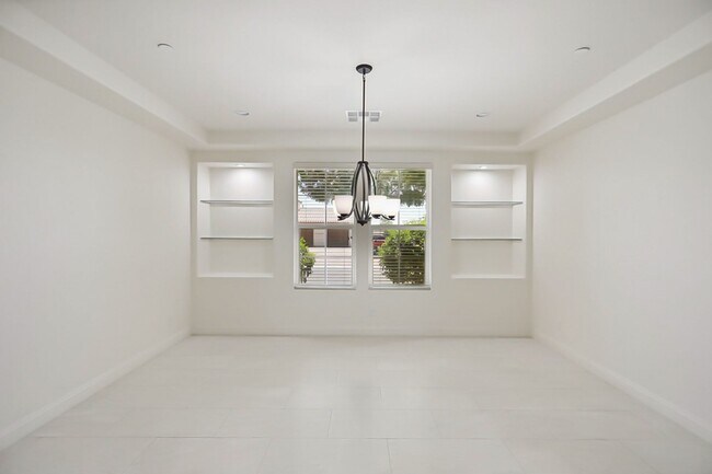 Building Photo - Stunning 5 Bed, 4 Full Baths And 2 Half Ba...